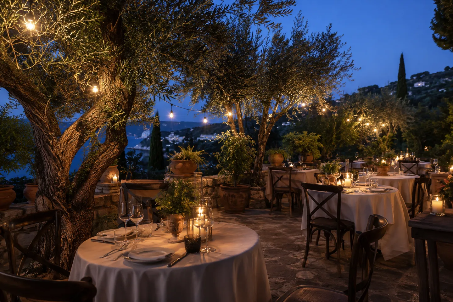 Terraza de Savora iluminada al anochecer